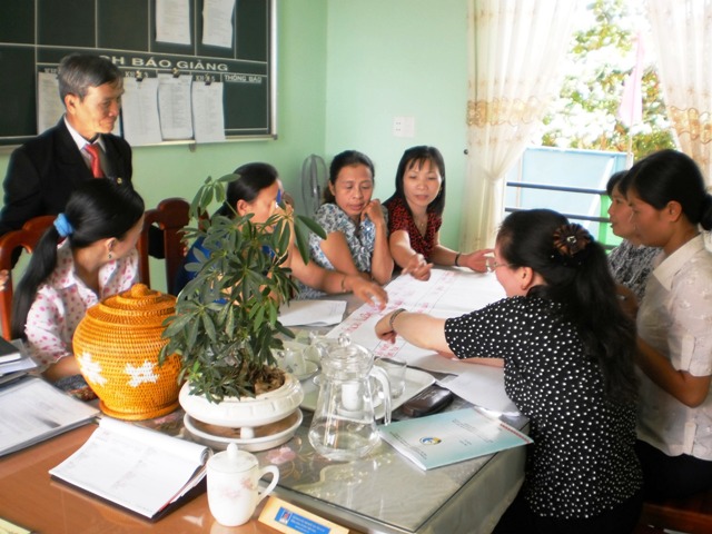 Ông Đoàn Ngọc Khuê, Chủ tịch Hội Bảo vệ Thiên nhiên và Môi trường tỉnh tuyên truyền công tác bảo vệ tại Trường Tiểu học Lý Thường Kiệt (xã Ea Tu, TP. Buôn Ma Thuột).