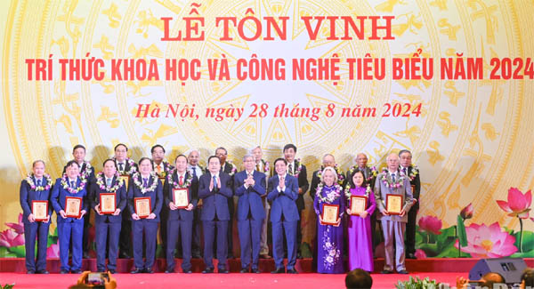Chủ tịch Quốc hội Trần Thanh Mẫn dự Lễ tôn vinh trí thức khoa học và công nghệ tiêu biểu năm 2024 ảnh 9