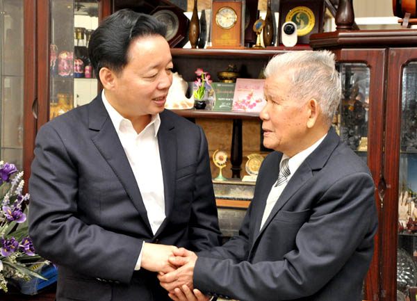 Bo truong Ha tham GS Huynh 1.jpg