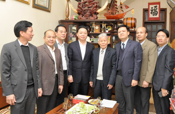 Bo truong Ha tham GS Huynh 2.jpg