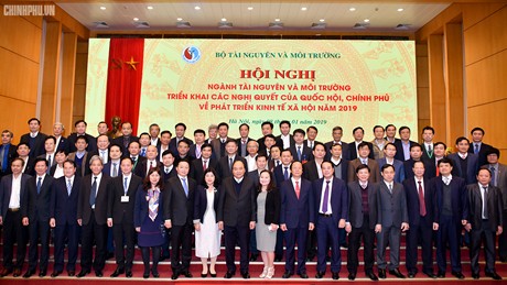 Thu tuong va lanh dao cung can bo nganh TNMT.jpg