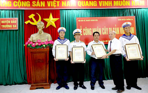 Trao bang CDS Truong Sa.jpg