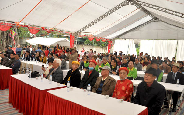 A large group of people sitting at tablesDescription automatically generated with low confidence