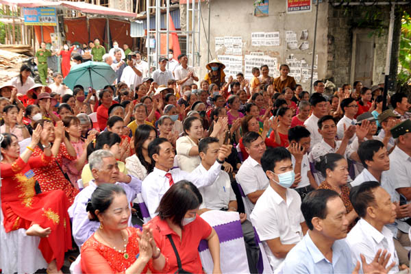 A large group of people in a streetDescription automatically generated with medium confidence