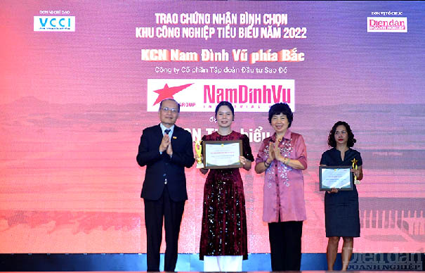 Ông Phạm Ngọc Tuấn –Tổng Biên tập Tạp chí Diễn đàn Doanh nghiệp và GS.TS-NGND Đặng Thị Kim Chi, Phó Chủ tịch Hội Bảo vệ thiên nhiên và môi trường Việt Nam, nguyên là Phó Viện trưởng Viện Khoa học và Công nghệ môi trường, đại học Bách Khoa Hà Nộip/trao chứng nhận cho KCN Nam Đình Vũ (phía Bắc), thuộc chủ đầu tư Tập đoàn Sao Đỏ