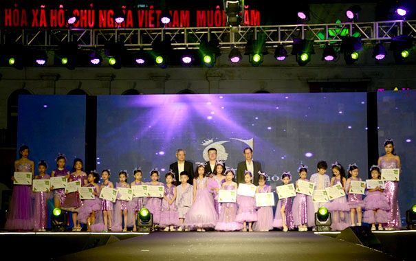A group of children on a stageDescription automatically generated