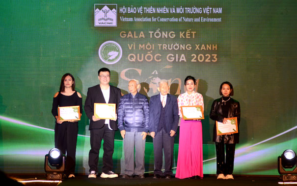 A group of people holding certificatesDescription automatically generated