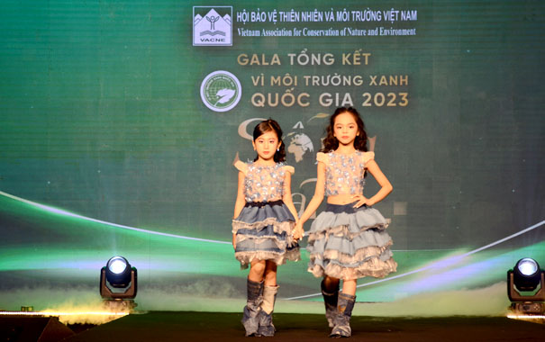 Two girls on a stageDescription automatically generated