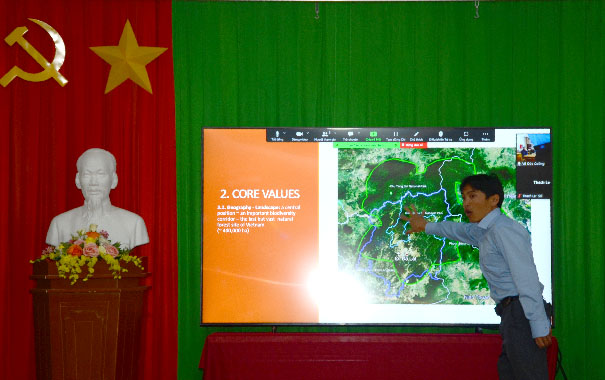 A person giving a presentation to a personDescription automatically generated