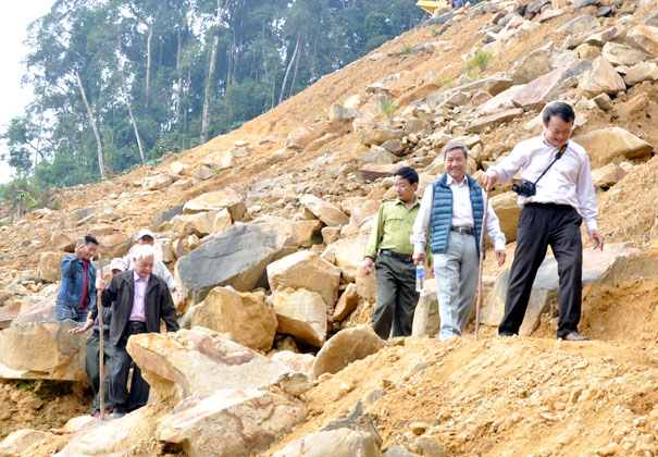A group of people standing on rocksDescription automatically generated with medium confidence
