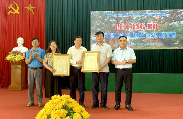 A group of people holding certificatesDescription automatically generated with medium confidence