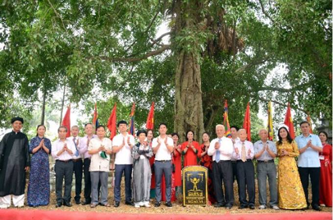 A group of people standing in front of a treeAI-generated content may be incorrect.