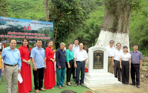 A group of people standing in front of a monumentDescription automatically generated