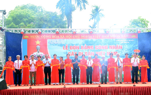 A group of people standing on a stageDescription automatically generated