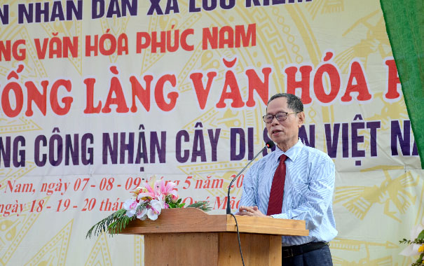 A person standing at a podiumDescription automatically generated