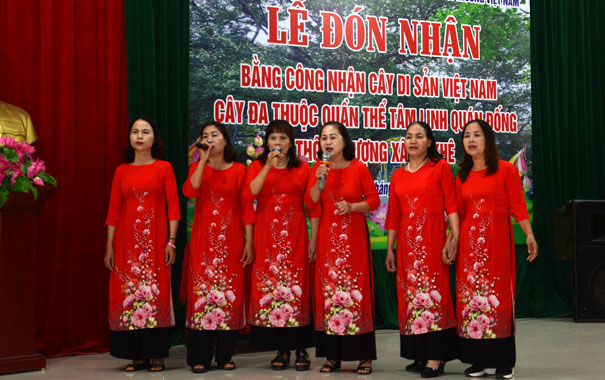 A group of women singing on stageDescription automatically generated