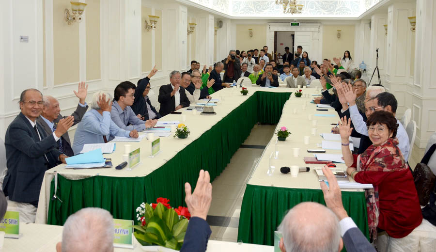 A group of people sitting at a tableDescription automatically generated