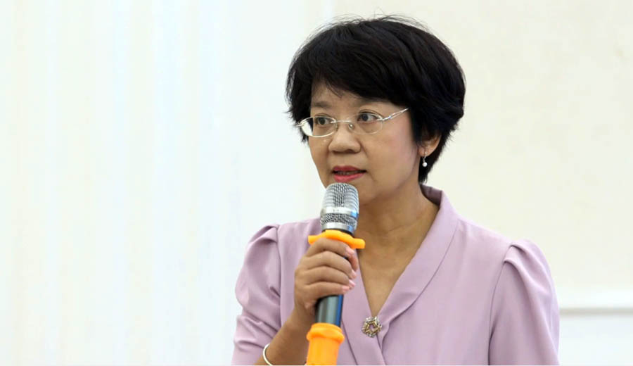 A person holding a microphoneDescription automatically generated