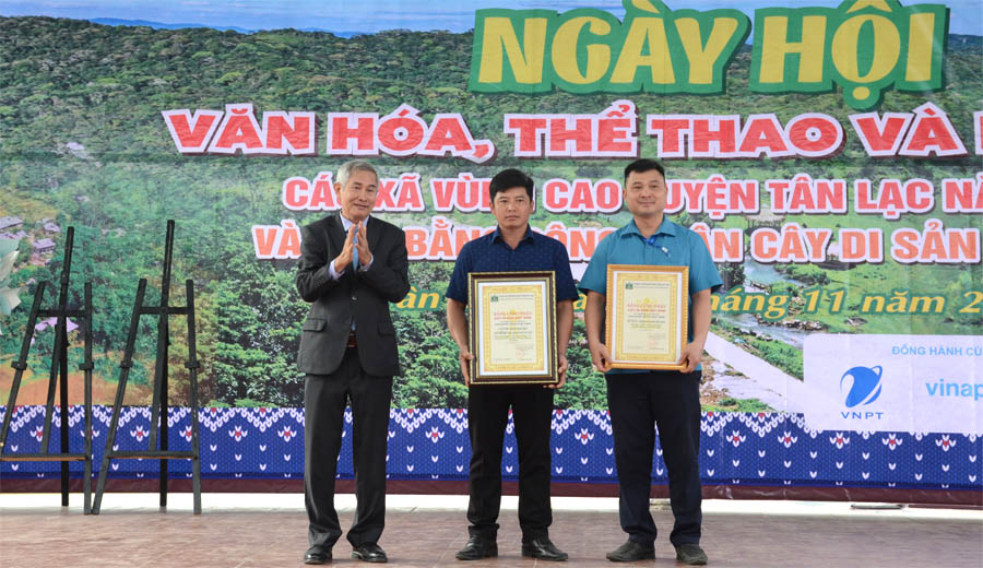 A group of men holding certificatesDescription automatically generated