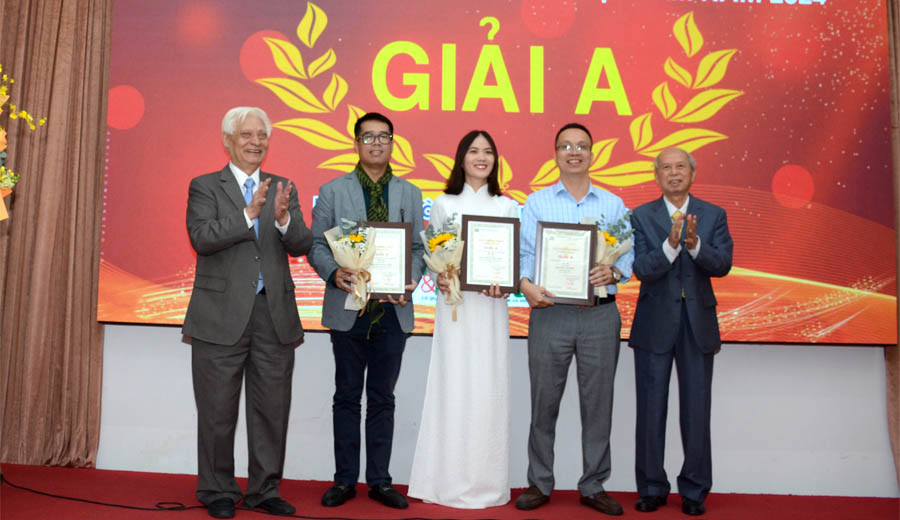 A group of people holding certificatesDescription automatically generated