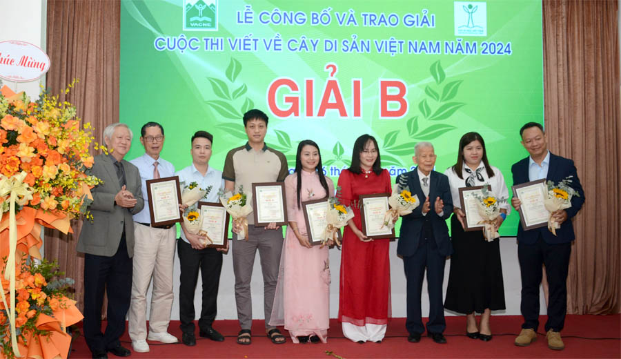 A group of people holding certificatesDescription automatically generated