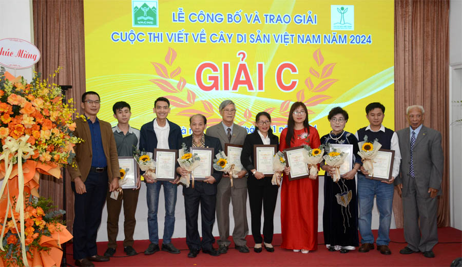 A group of people holding certificatesDescription automatically generated