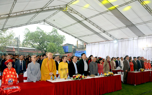A group of people standing in a lineDescription automatically generated