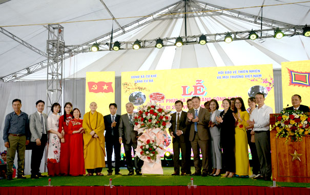 A group of people standing on a stageDescription automatically generated