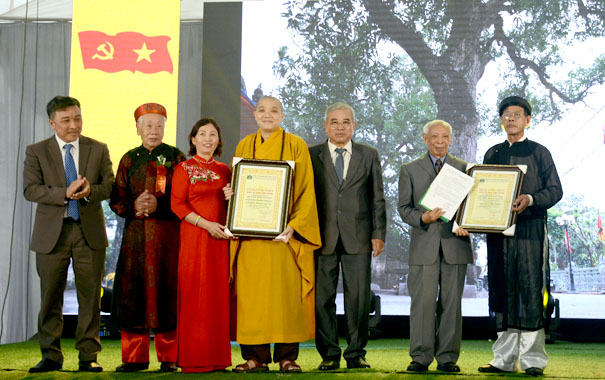 A group of people holding certificatesDescription automatically generated
