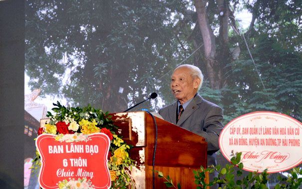 An old person standing at a podiumDescription automatically generated