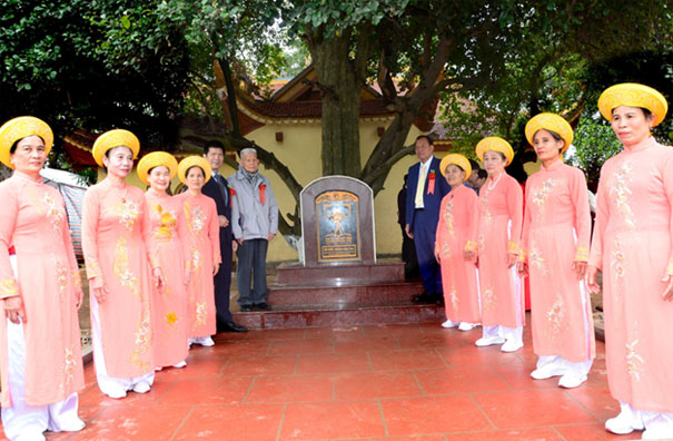 A group of people in pink dressesDescription automatically generated