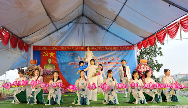A group of people performing on a stageDescription automatically generated