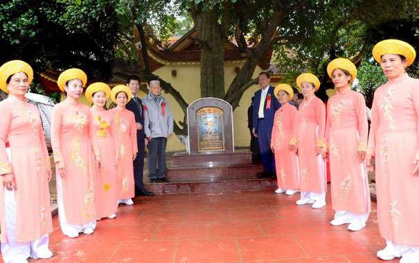 A group of people wearing traditional dressesDescription automatically generated