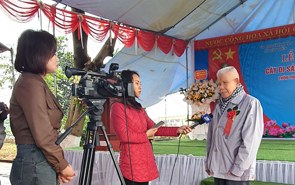 A person interviewing a personDescription automatically generated