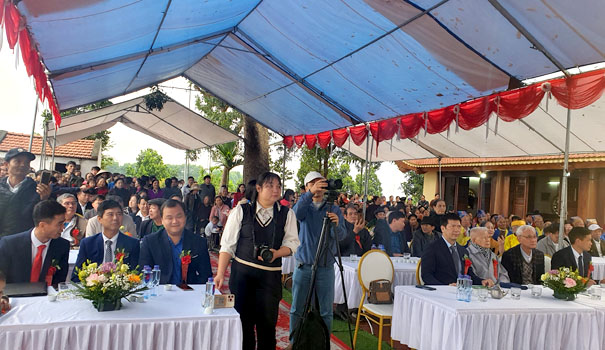 A group of people at a eventDescription automatically generated