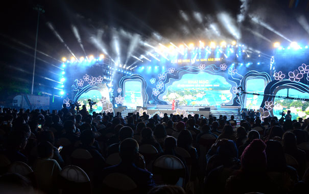 A crowd of people on a stageDescription automatically generated