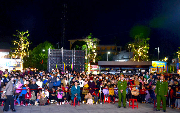 A large group of people standing in front of a stageDescription automatically generated