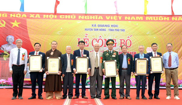 A group of people holding certificatesDescription automatically generated