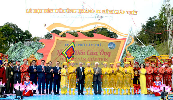 A group of people standing in a lineDescription automatically generated