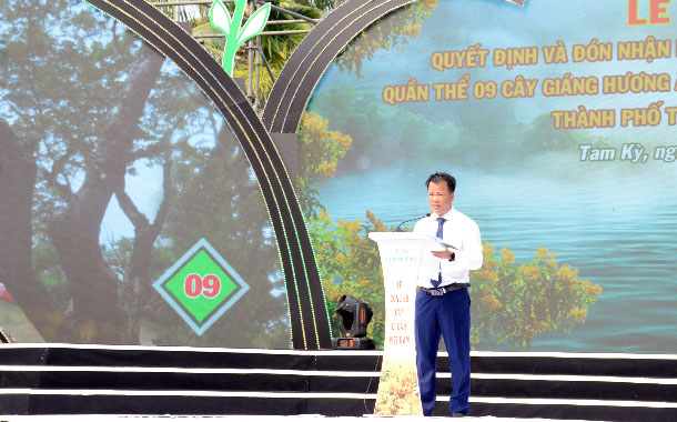 A person standing on a podiumDescription automatically generated