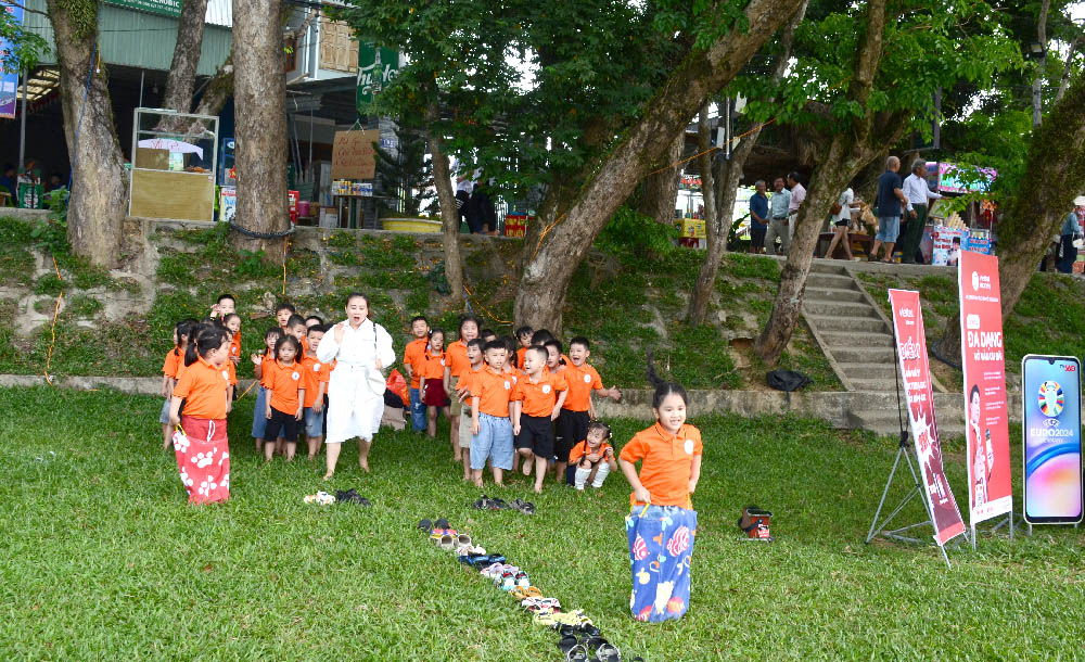 A group of people standing in grassDescription automatically generated