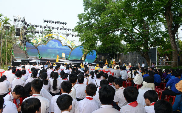 A group of people in white shirtsDescription automatically generated