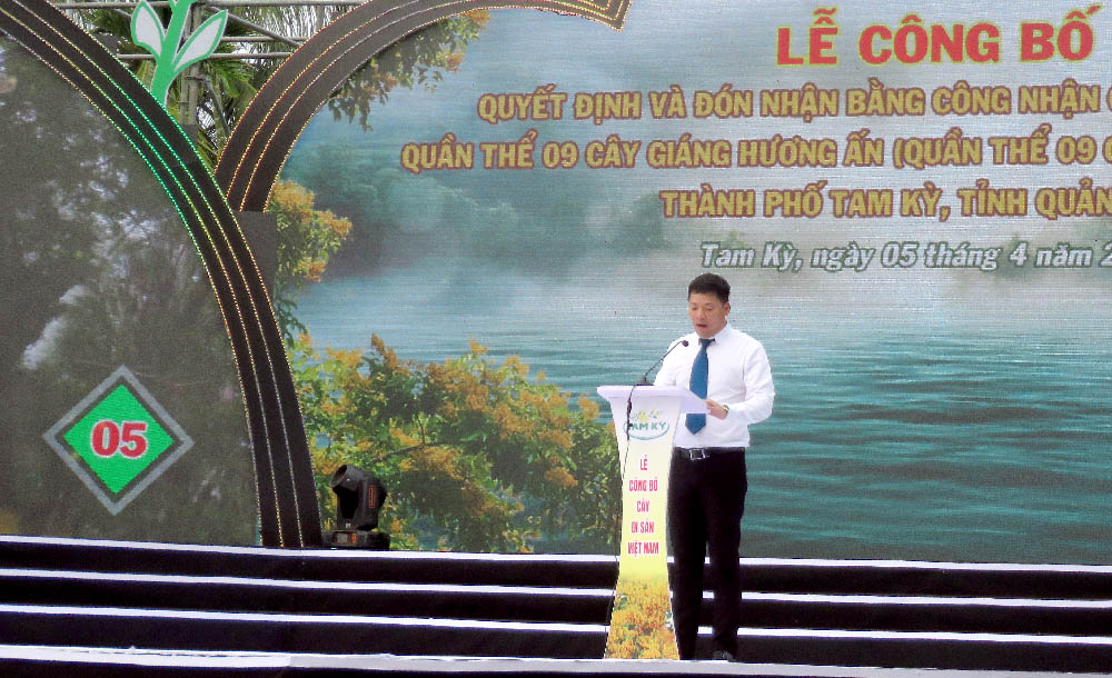 A person standing on a stageDescription automatically generated