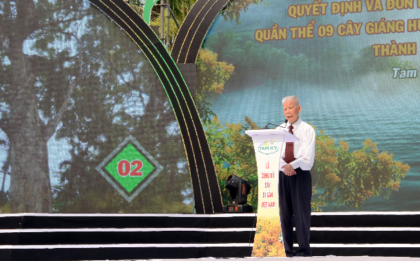 A person standing at a podiumDescription automatically generated