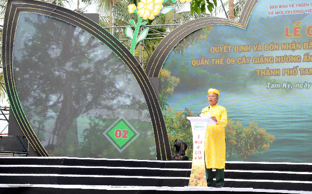 A person standing on a stageDescription automatically generated