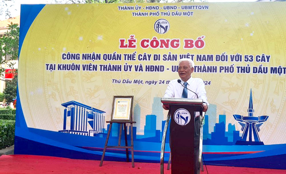 A person standing at a podiumDescription automatically generated