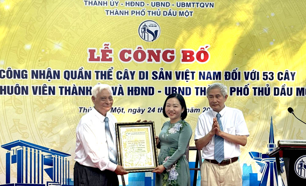 A group of people holding a certificateDescription automatically generated