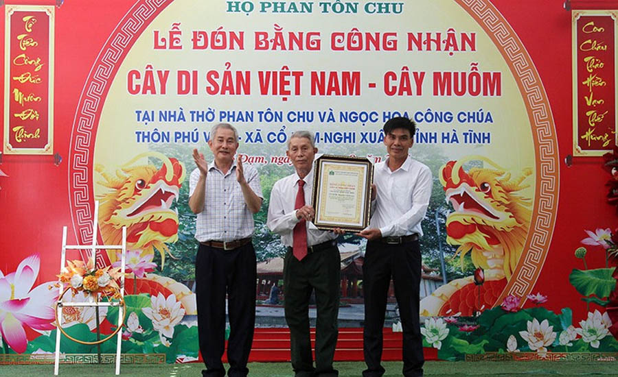 A group of men holding a plaqueDescription automatically generated