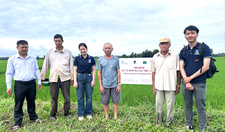 A group of people standing in a fieldAI-generated content may be incorrect.