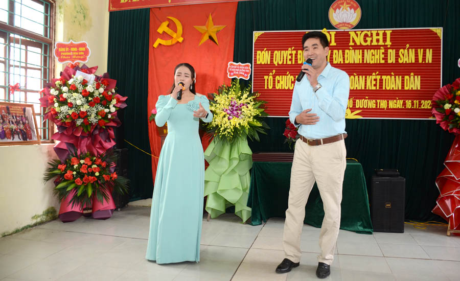 A person and person singing into microphonesAI-generated content may be incorrect.